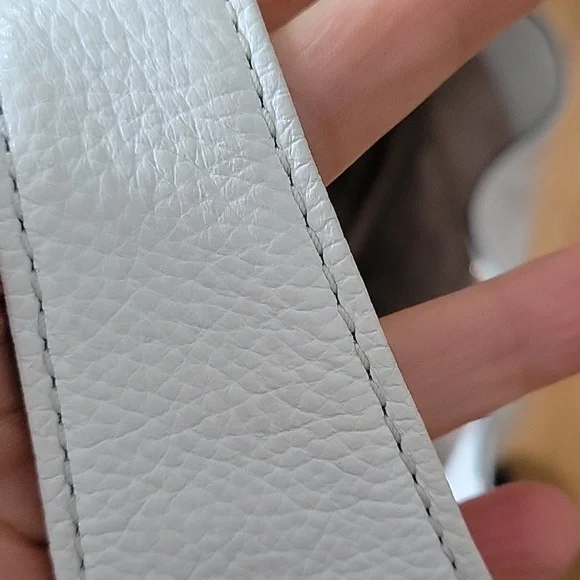 Michael Kors Elegant White Leather Hobo Bag - Picture 5 of 9